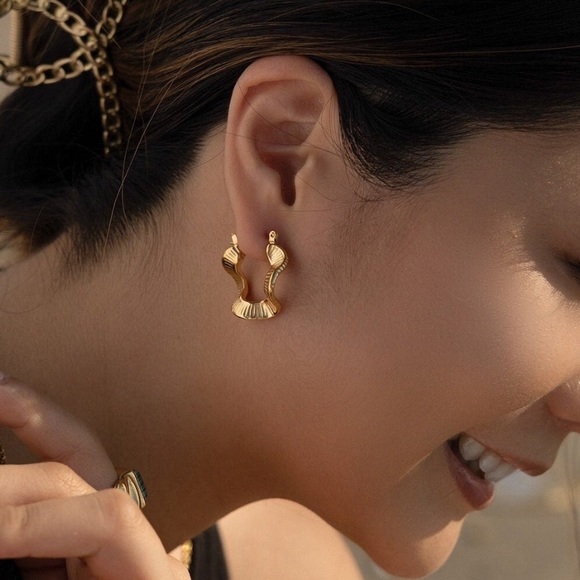 Waterproof wavy hoop earrings - Picture 5 of 5